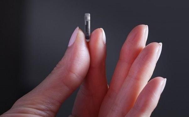 Dłoń która trzyma mikrochip cukrzycowy