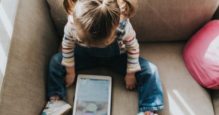 Jak korzystanie z ekranów wpływa na dziecko? 