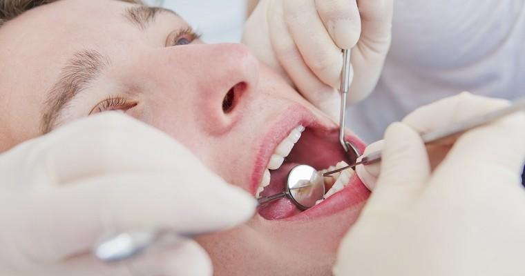 Osoba podczas wizyty u dentysty 