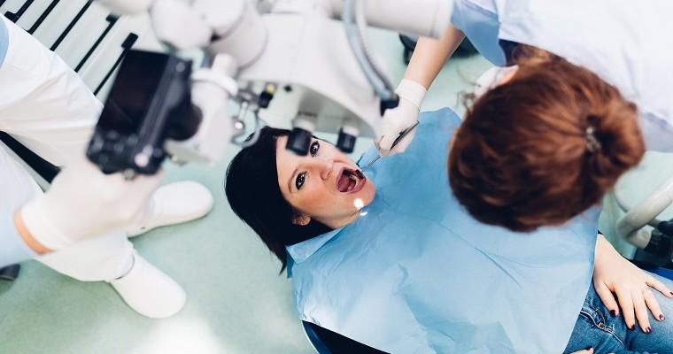 Kobieta podczas wizyty u dentysty 