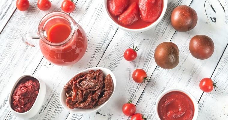 Produkty z pomidorów na stole.