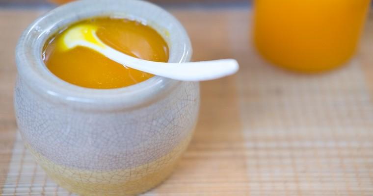 Hespedryna - żółty barwnik, sok pomarańczowy w dzbanku. 