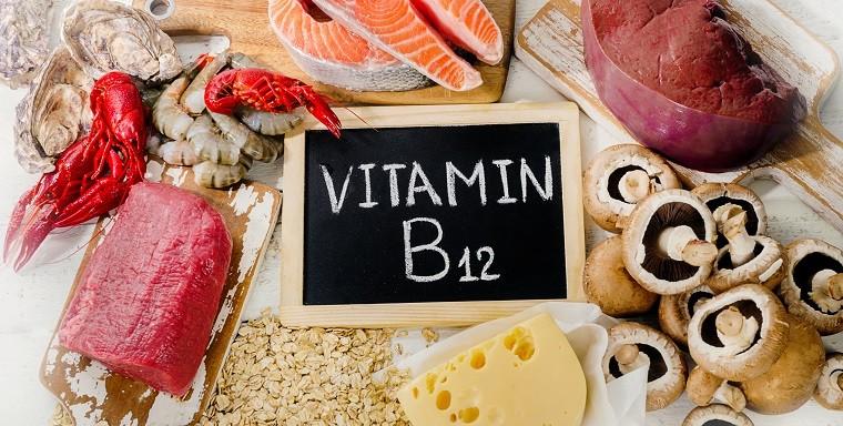 Witamina B12 obecna w produktach spożywczych: mięso, ser.