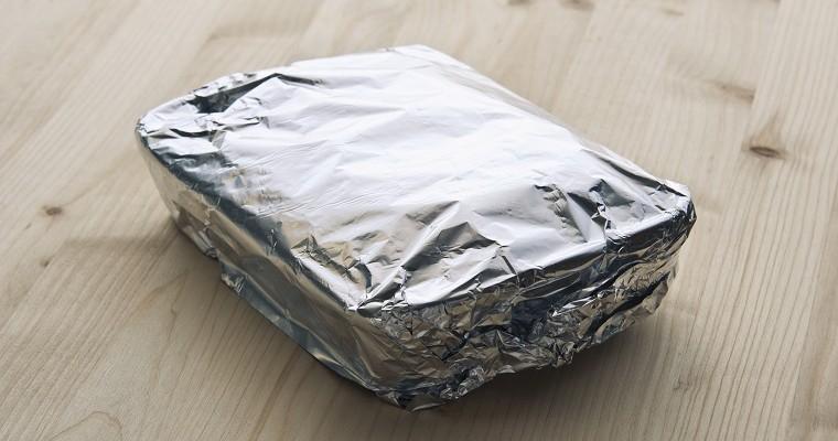 Jedzenie zapakowane w aluminium. 