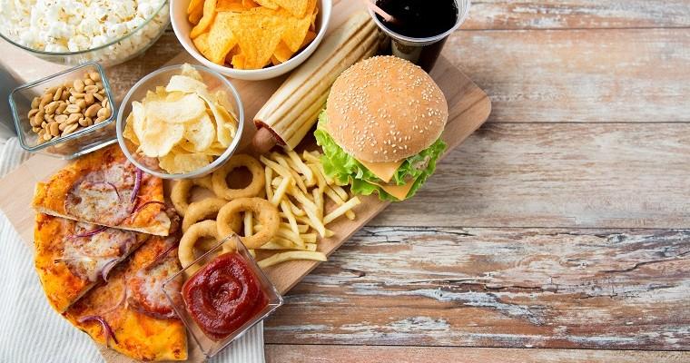 Cheat meal - burger, hot dog, dania typu fast food, fytki, chipsy, popcorn, pizza.