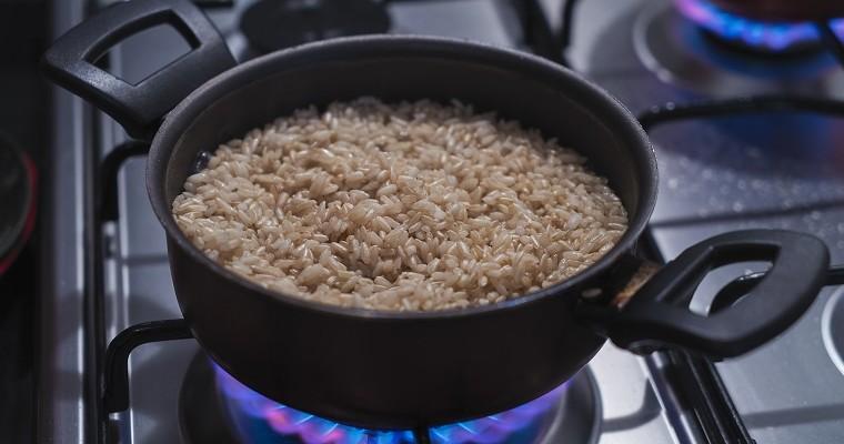 Gotowanie ryżu - ryż w garnku na palniku. 