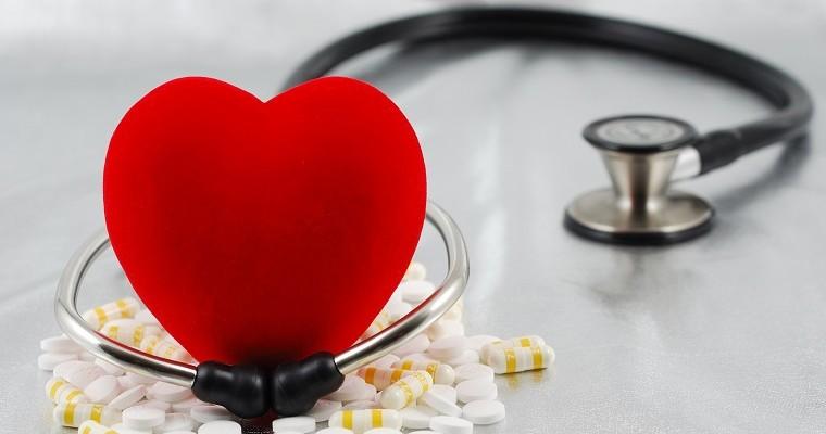 Tabletki na serce, ikona serca i stetoskop.