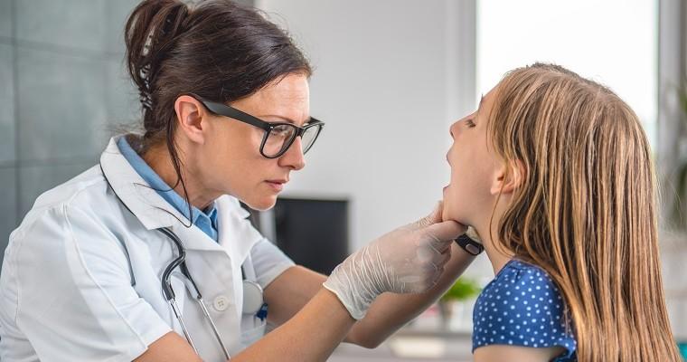 Dziecko z chorą jamą ustną u lekarza. 