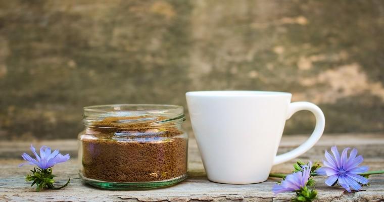 Kawa z cykorii - słoik z kawą i filiżanka stoją na stole.