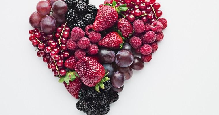 kształt serca utworzony z owoców. 