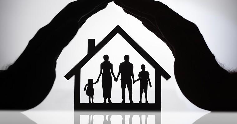  Osoba chroniąca dom z postaciami rodziny 