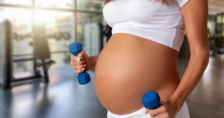 Kobieta w ciąży na siłowni.