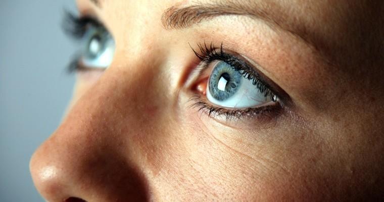 Niebieskie oczy młodej kobiety