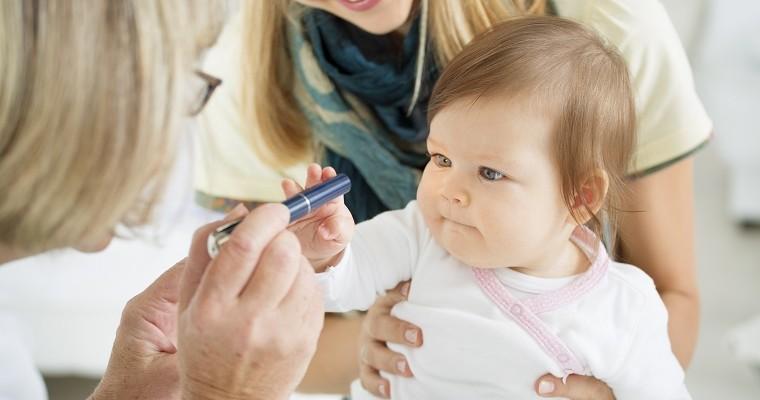 pediatra bada wzrok niemowlaka 