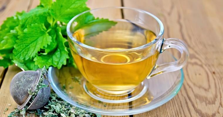  Herbata ziołowa z melisą w filiżance i sitku