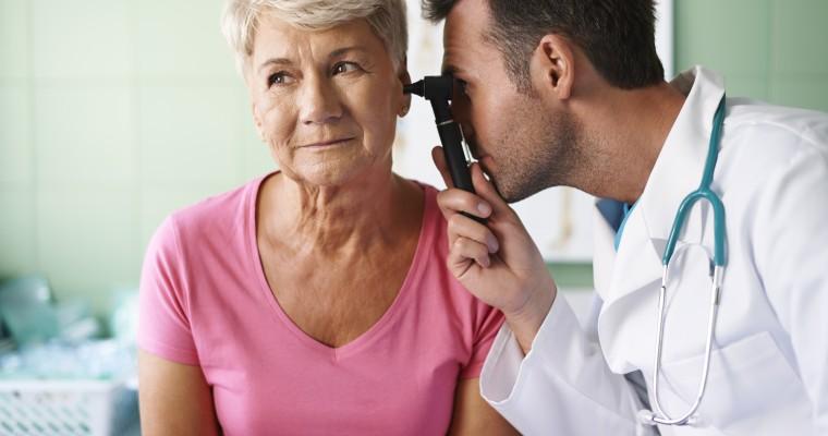  Lekarz bada ucho starszej kobiety