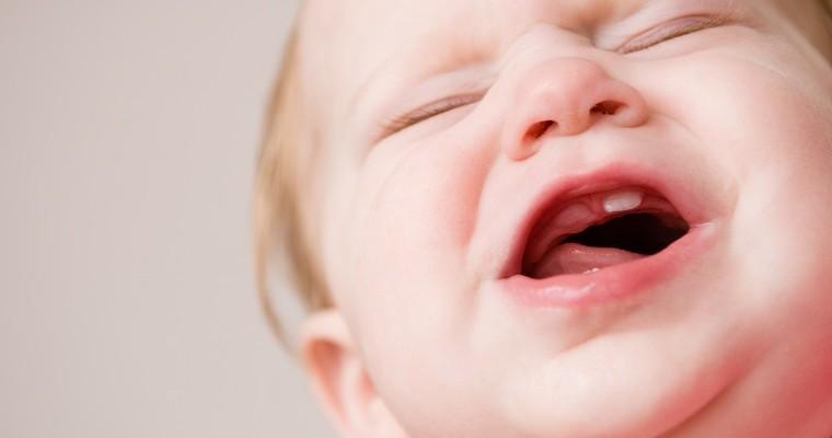 Płacz dziecka cierpiącego przez ból ząbkowania
