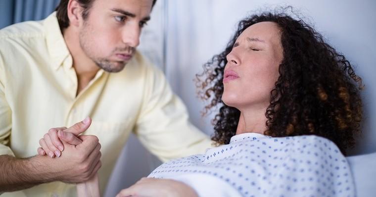  Mężczyzna pocieszający kobietę w ciąży podczas porodu