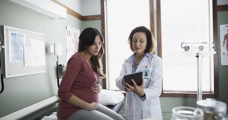 Kobieta w ciąży podczas wizyty u lekarza 