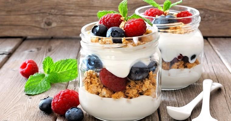Zdrowy jogurt z owocami 