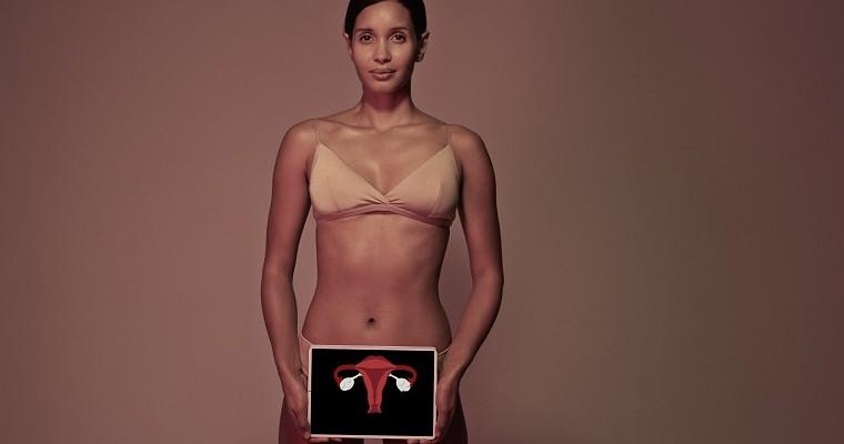 Kobieta, która trzyma zdjęcie kobiecych narządów rozrodczych 
