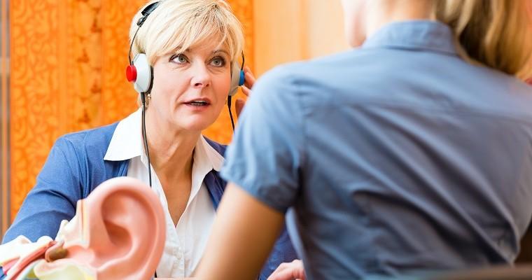 Kobieta podczs badania słuchu 