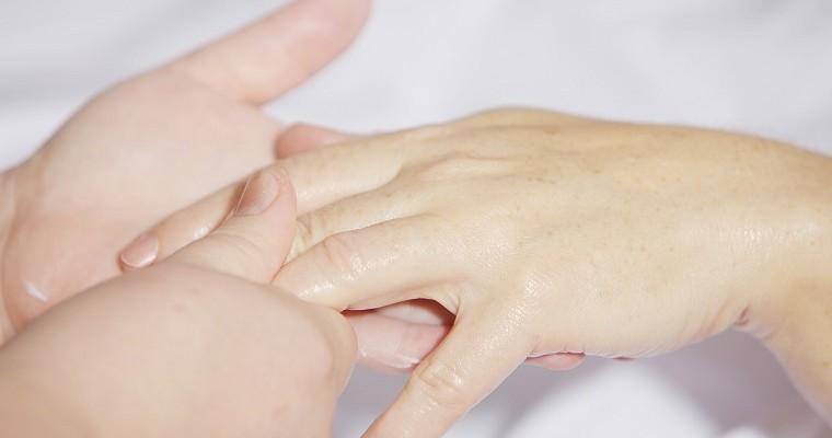 Fizjoterapeutka wykonuje pasaż dłoni swojej pacjentce
