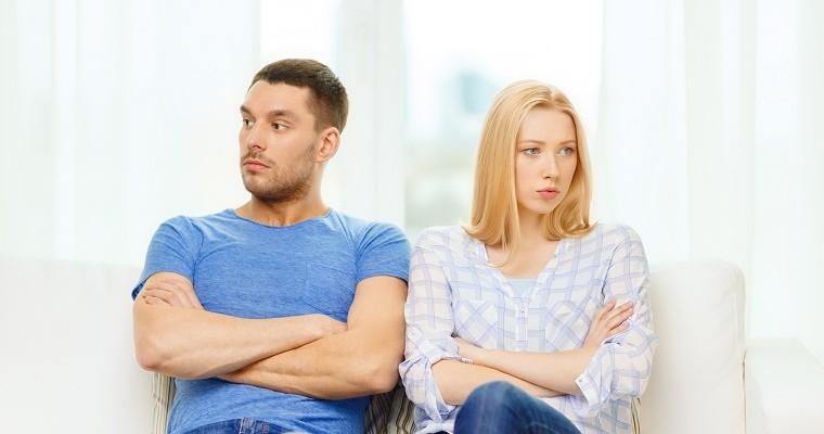 Kobieta i mężczyzna na kanapie, niezadowoleni