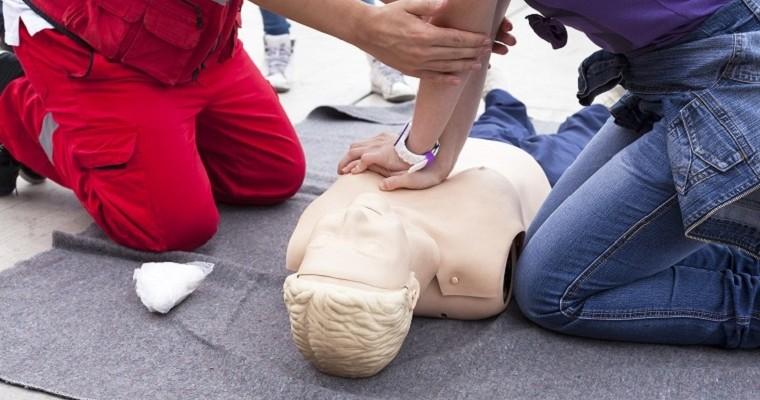 Ratownik medyczny uczy jak udzielać pierwszej pomocy