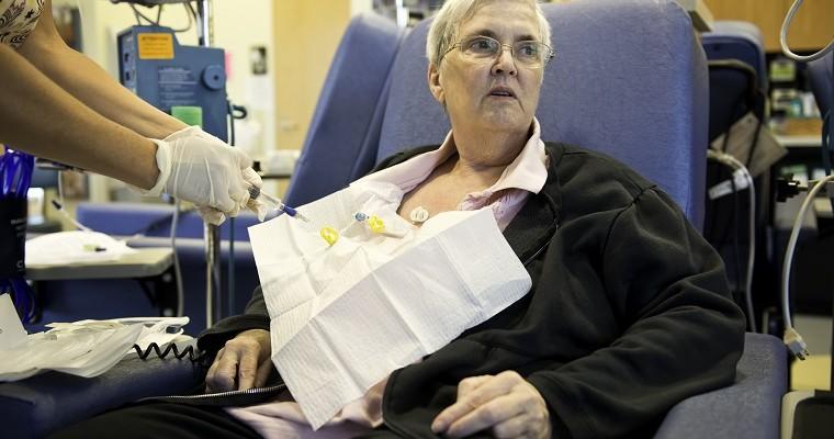 Kobieta podczas leczenia onkologicznego 