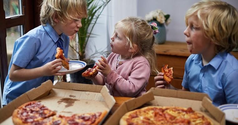 Dzieci, które jedzą pizzę