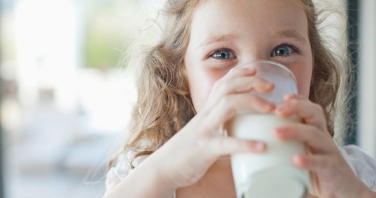 Dziewczynka, która pije mleko 