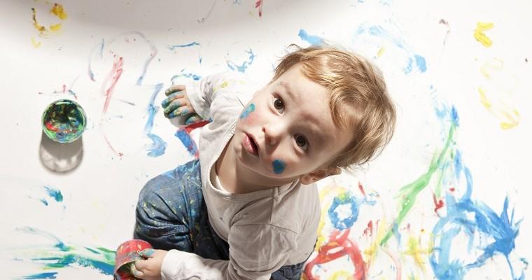 Mały chłopiec, który maluje farbami 