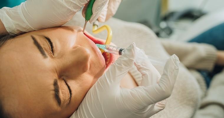 Kobieta podczas zabiegu u dentysty 