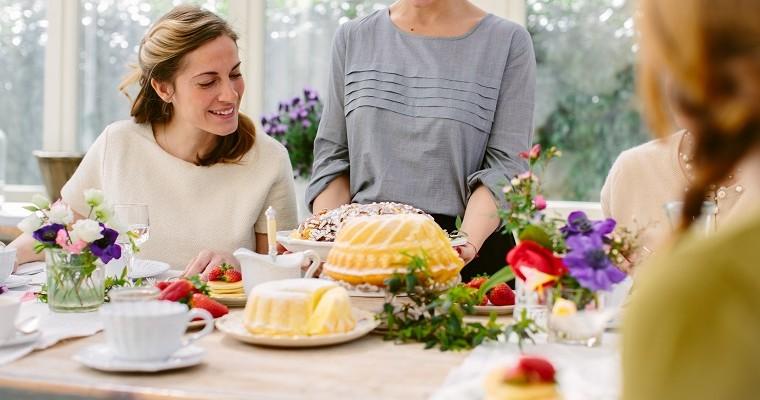 Kobieta, która stawia ciasto na wielkanocnym stole 