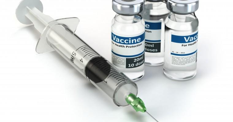 Strzykawka oraz trzy pełne ampułki ze szczepionką