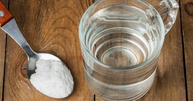 Szklanka wody i łyżka sody