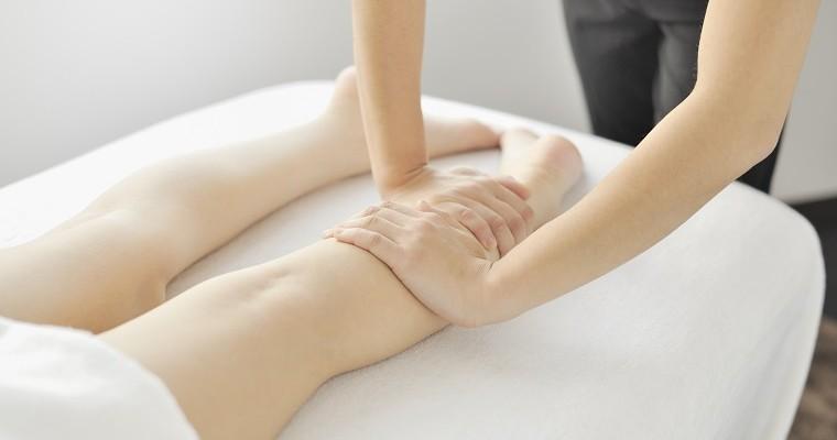 Wykonywanie masażu izometrycznego 