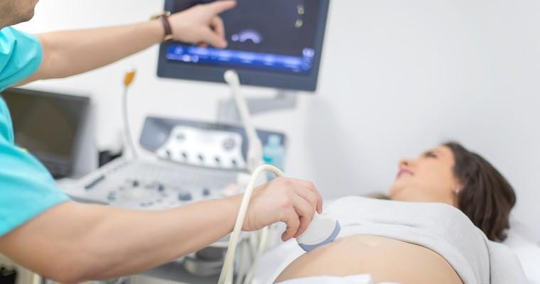 Kobieta w ciąży podczas wizyty u ginekologa 