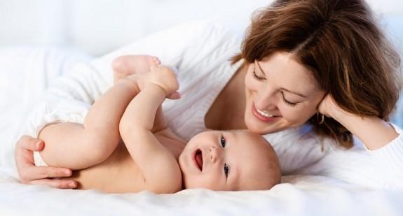 Ulewanie u noworodka i niemowlaka: przyczyny, zapobieganie, ulewanie kontra wymioty