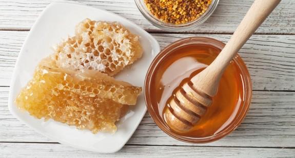 Kit pszczeli – naturalny lek na wiele dolegliwości. Jak przygotować nalewkę i maść z propolisu?