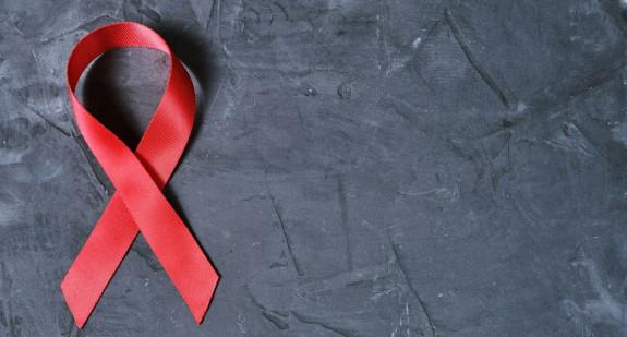 Eksperci alarmują: Coraz większa liczba zakażonych wirusem HIV w Polsce  