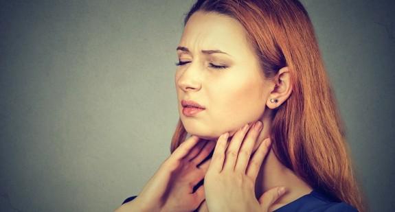 Grzybica gardła – jakie wywołuje objawy? Przyczyny i leczenie choroby