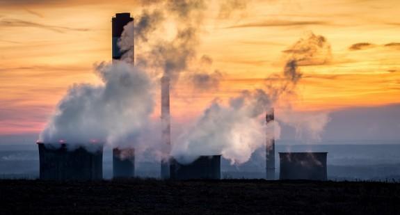 Przemysł i transport - jak wpływają na smog? Co powoduje smog w Polsce?