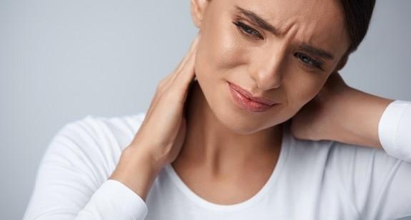 Ból głowy z tyłu – jakie może mieć przyczyny? Jak sobie z nim radzić?
