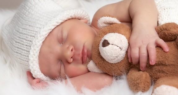 Ile śpi noworodek? Przyczyny za małej i zbyt dużej ilości snu u nowonarodzonych dzieci