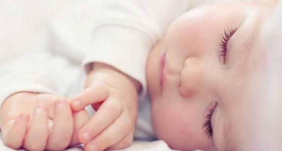 Ropiejące oczy u dziecka – przyczyny i postępowanie