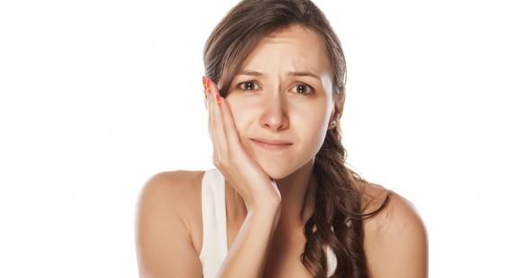 Czy martwy ząb może boleć? Jak rozpoznać objawy martwicy zęba?