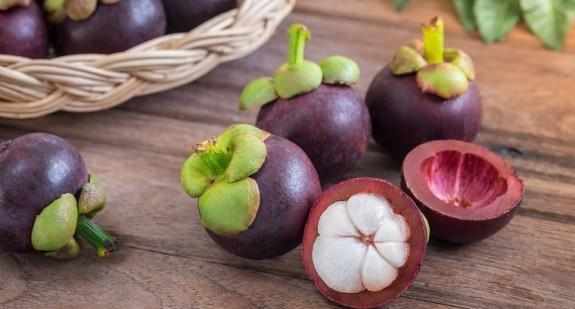 Mangostan – co to za owoc? Jak go jeść? Właściwości i zastosowanie