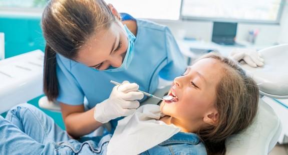 Jak wyrwać zęba mleczaka żeby nie bolało? Praktyczne informacje